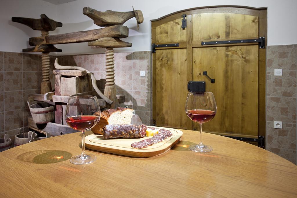 Vineyard Cottage Lustek Novo Mesto Rum bild