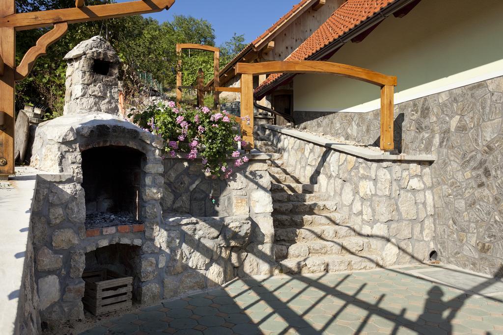 Vineyard Cottage Lustek Novo Mesto Exteriör bild