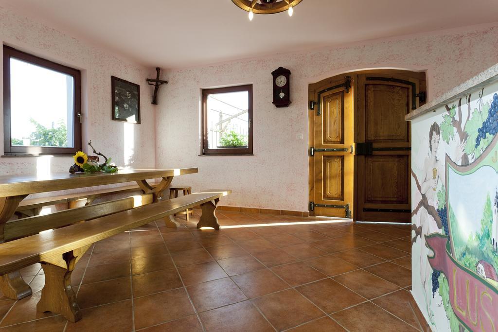 Vineyard Cottage Lustek Novo Mesto Rum bild