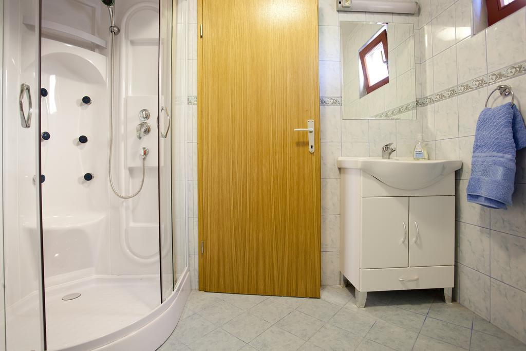 Vineyard Cottage Lustek Novo Mesto Rum bild